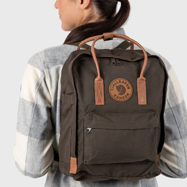 Kanken negra cuero 2025